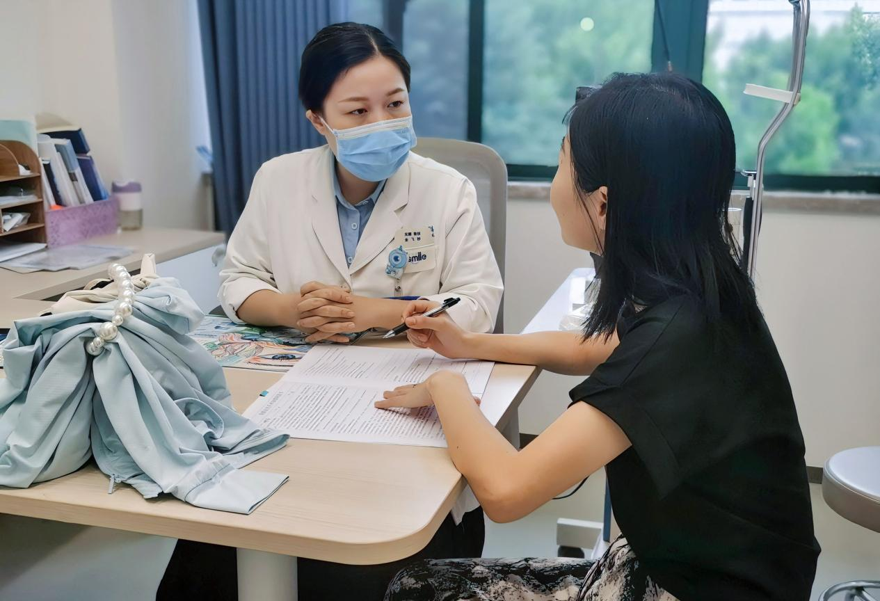 安心摘镜我有谱|公务员近视手术面试之前做吗?关念为你详细介绍