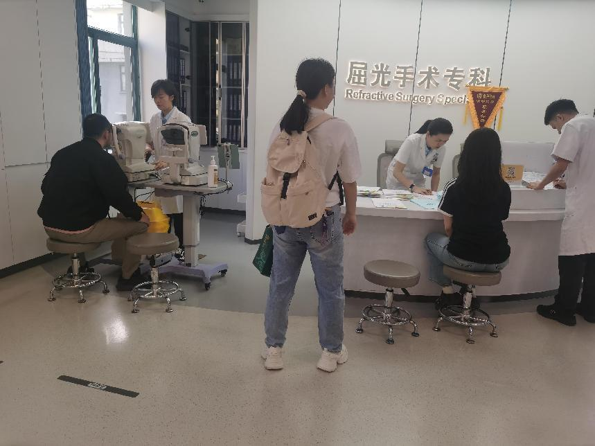 近视手术后看手机模糊是什么原因？近视专家关念带你了解