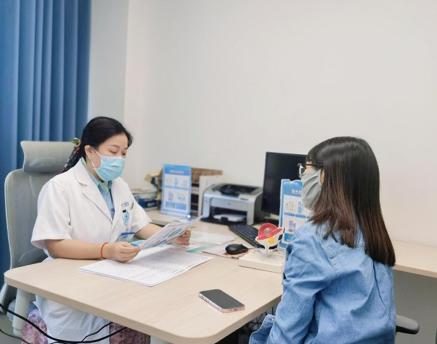 近视手术后看手机模糊是什么原因？近视专家关念带你了解