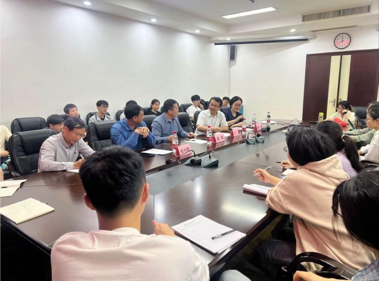 南昌大学第二临床医学院举办 2025 年考研与就业座谈会