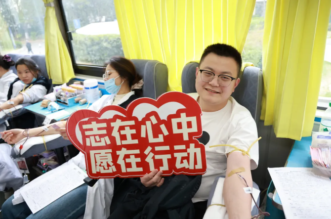 一场献给春天的热血行动：医护挽袖书写生命承诺