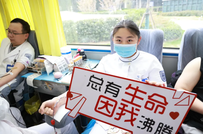 一场献给春天的热血行动：医护挽袖书写生命承诺