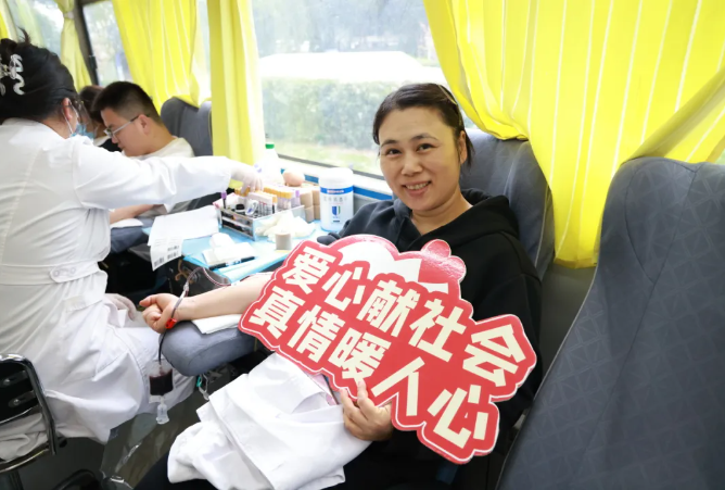 一场献给春天的热血行动：医护挽袖书写生命承诺
