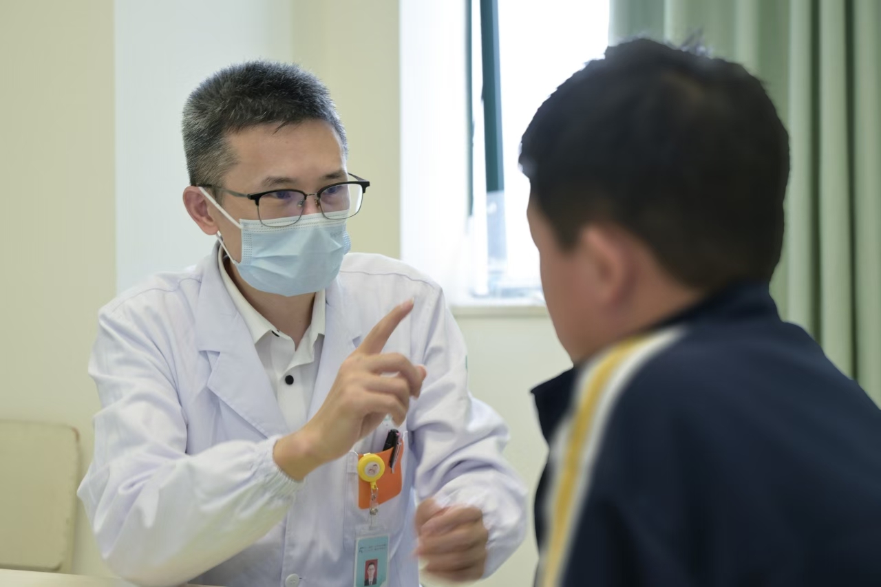 男孩总像「提线木偶」一样摇头，武汉专家揪出「伪装者」疾病