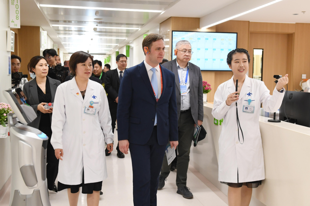 上海合作组织部分成员国卫生代表团参访西安交通大学第一附属医院