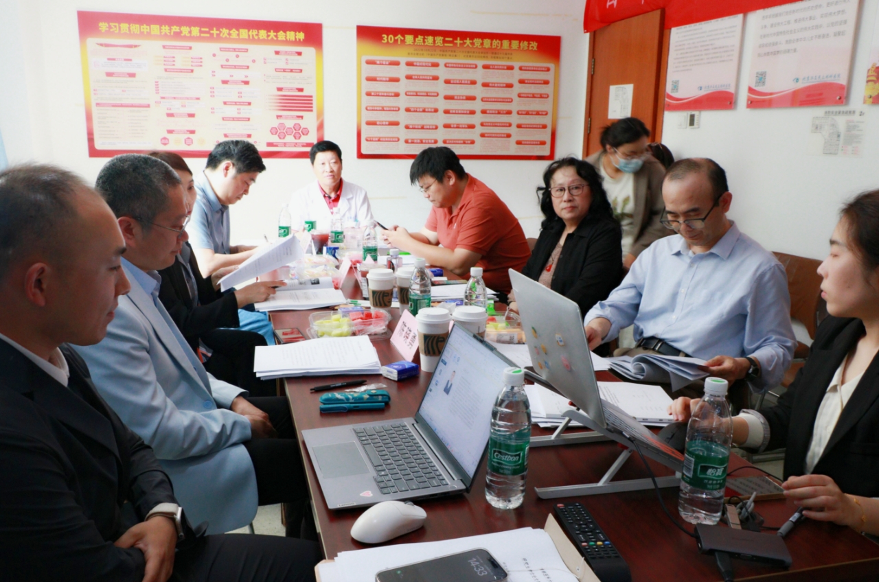 北京华厦民众眼科医院首席专家朱思泉教授指导研究生毕业答辩会圆满成功