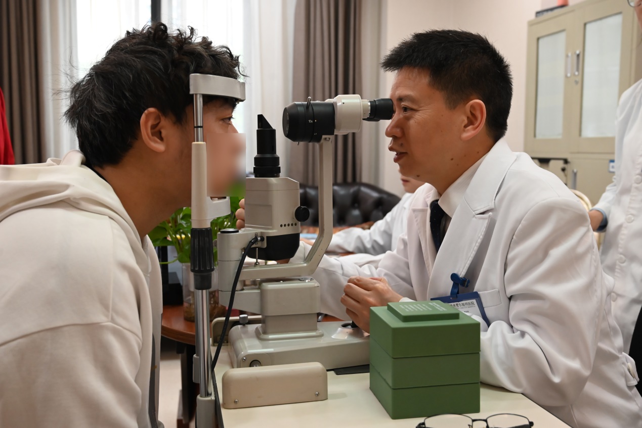 22 岁双眼晶状体脱位患者在重庆爱尔重获清晰视界