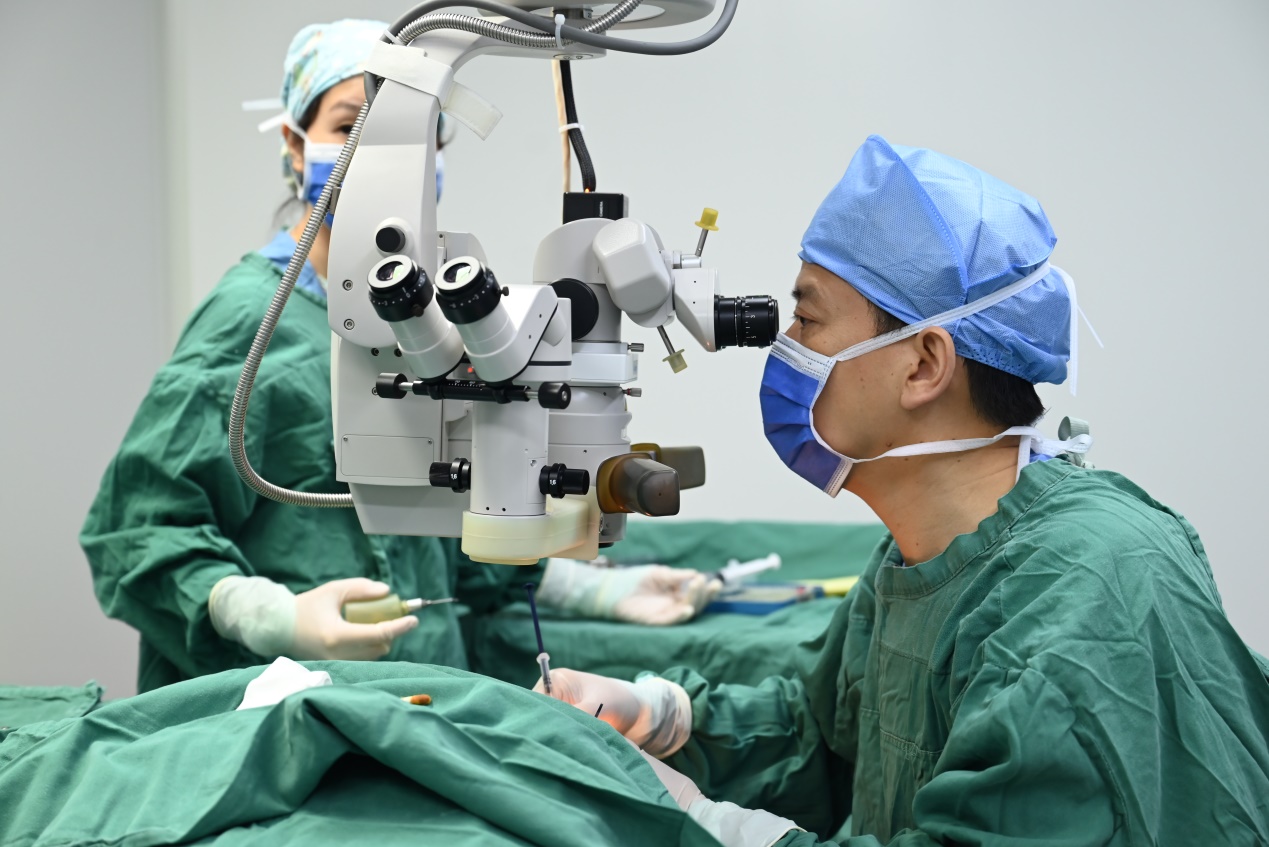 22 岁双眼晶状体脱位患者在重庆爱尔重获清晰视界