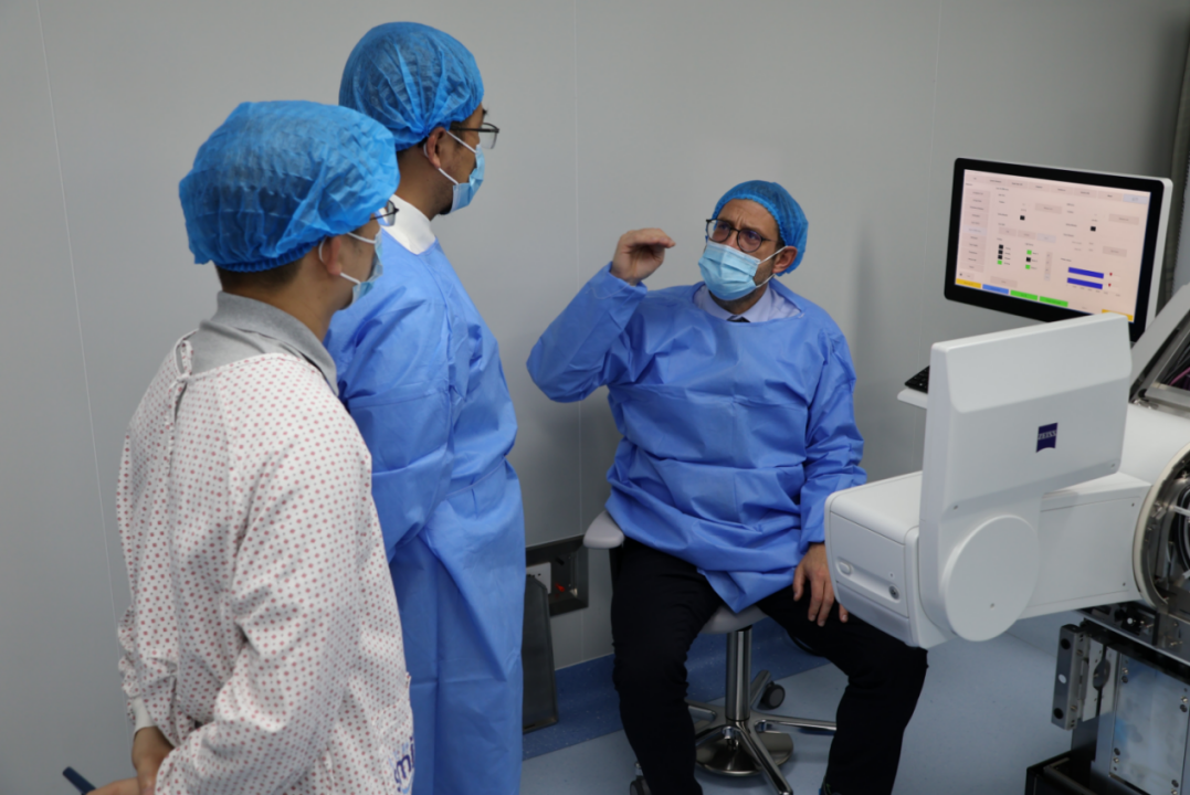 昆明华厦眼科新一代机器人全飞秒 VISUMAX800 新技术成功落地