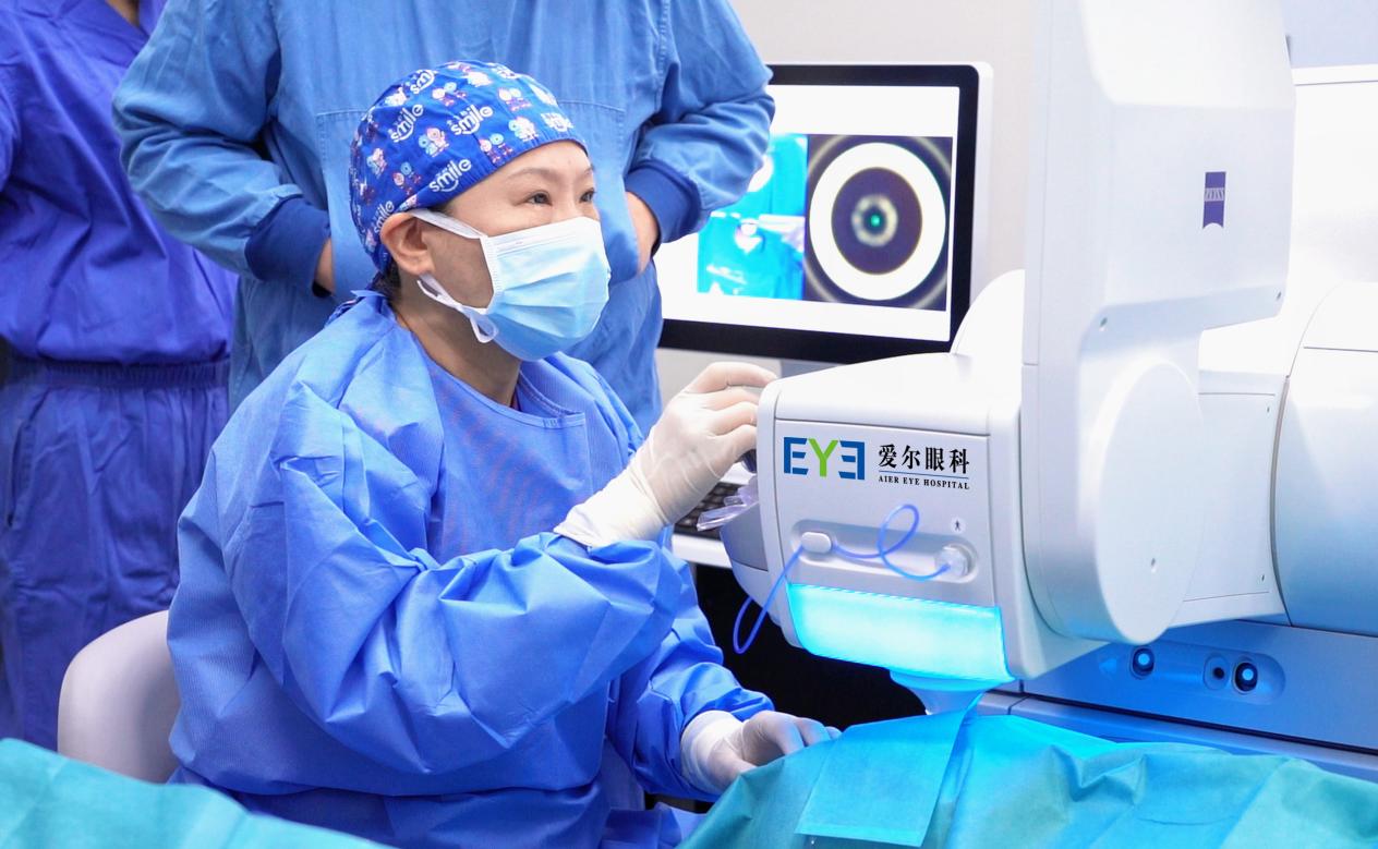 爱尔眼科成都成功实施新一代机器人全飞秒技术装机后首批 SMILE Pro 近视手术