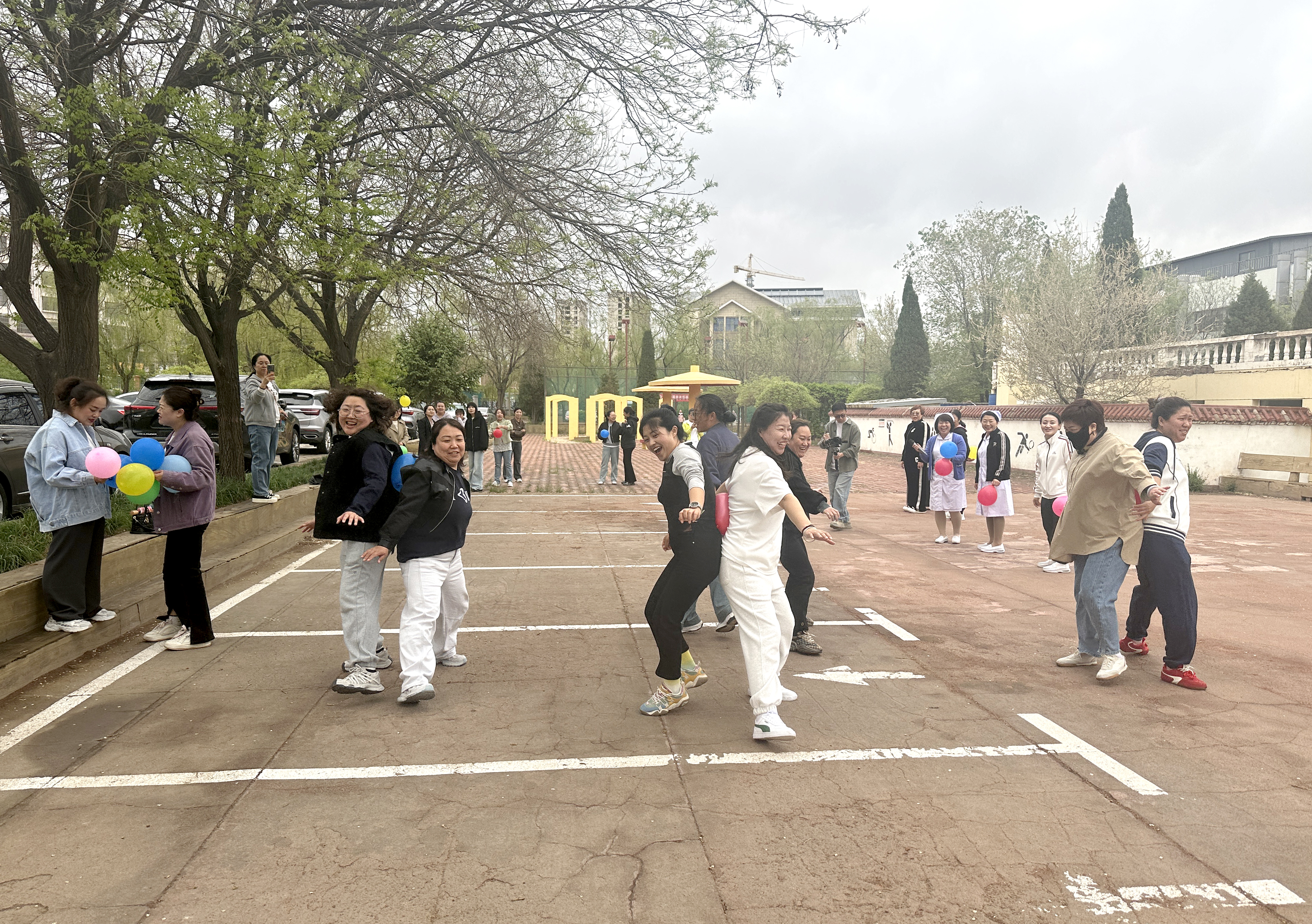 包头市第三医院举办护士节表彰大会暨趣味运动会，展现护理团队仁心与活力