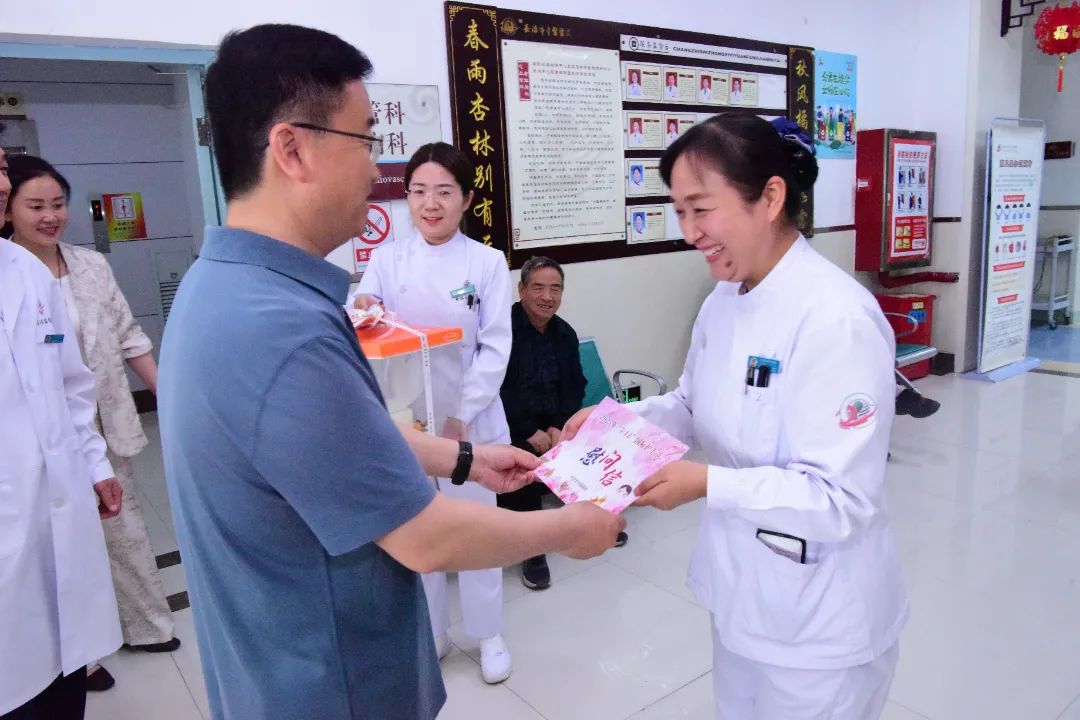 以关怀致敬使命 用荣誉激励担当 | 长治市中医医院隆重举行 2025 年「5.12 国际护士节」表彰大会