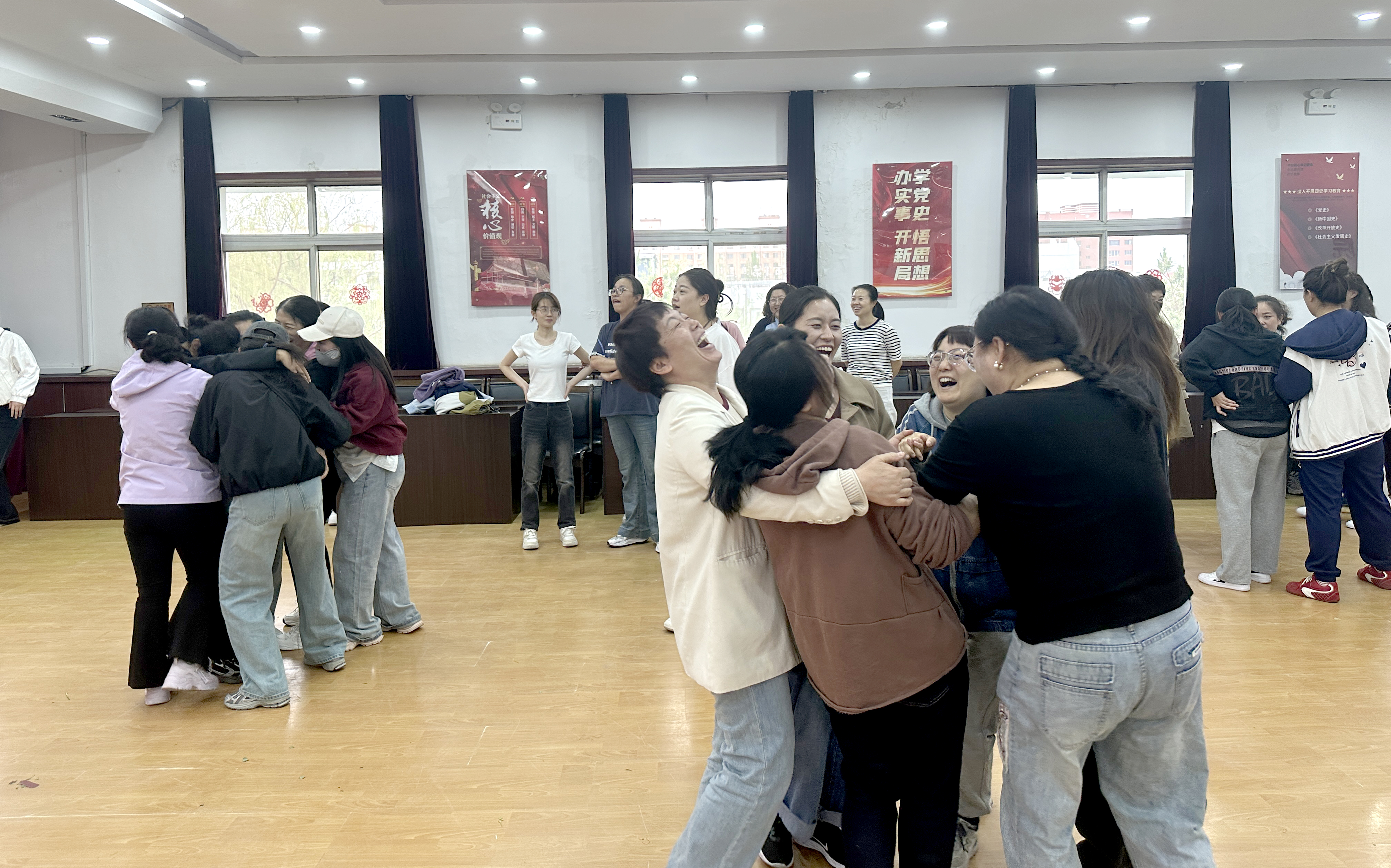 包头市第三医院举办护士节表彰大会暨趣味运动会，展现护理团队仁心与活力