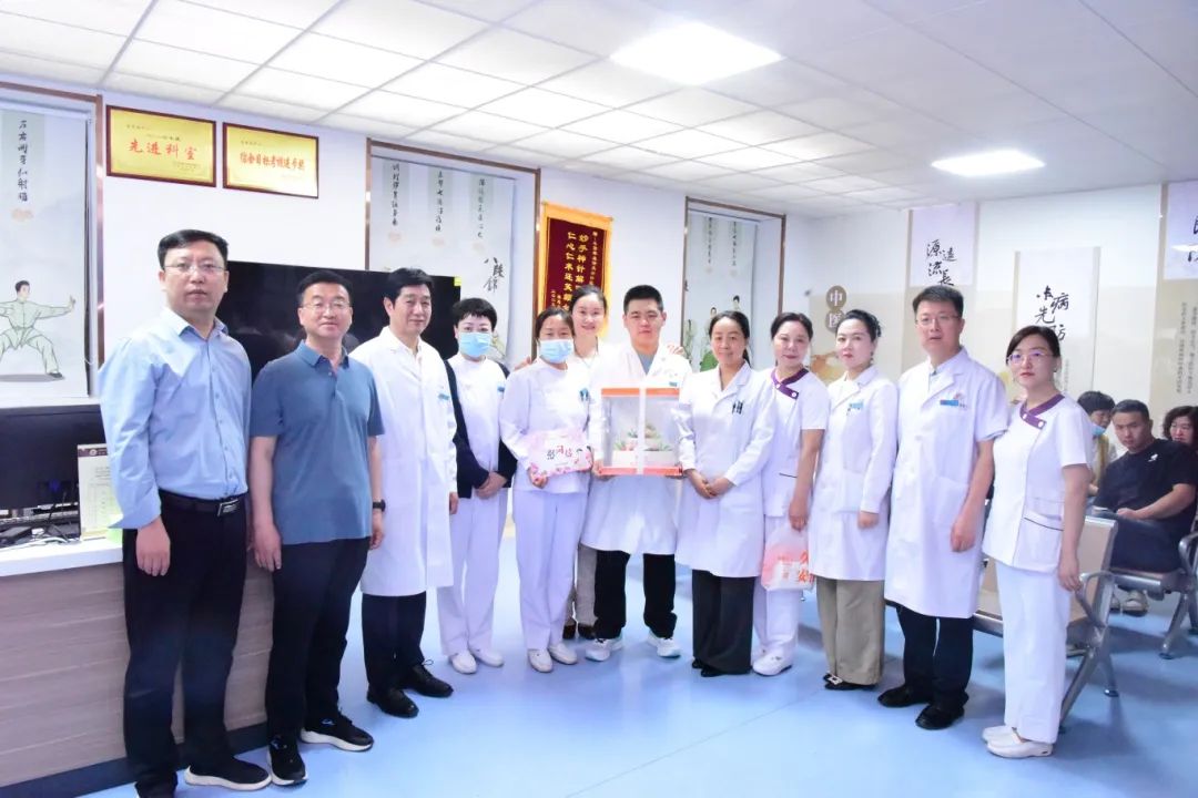 以关怀致敬使命 用荣誉激励担当 | 长治市中医医院隆重举行 2025 年「5.12 国际护士节」表彰大会