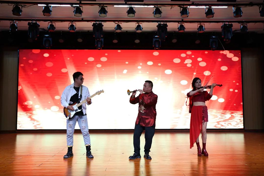 以关怀致敬使命 用荣誉激励担当 | 长治市中医医院隆重举行 2025 年「5.12 国际护士节」表彰大会