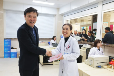 暖心慰问鼓干劲 凝心聚力再出发——淮安市一院党委书记郑东辉慰问财务窗口工作人员