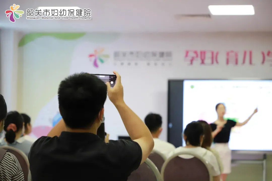 母乳喂养丨生命之初，「乳」此重要，爸爸也能 C 位出道