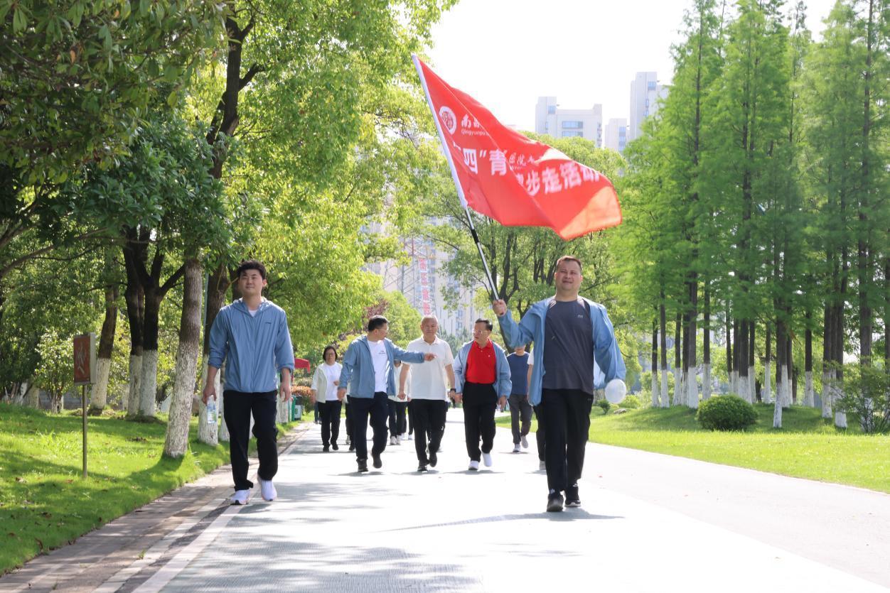南昌大学二附院青云谱院区开展象湖健步走活动