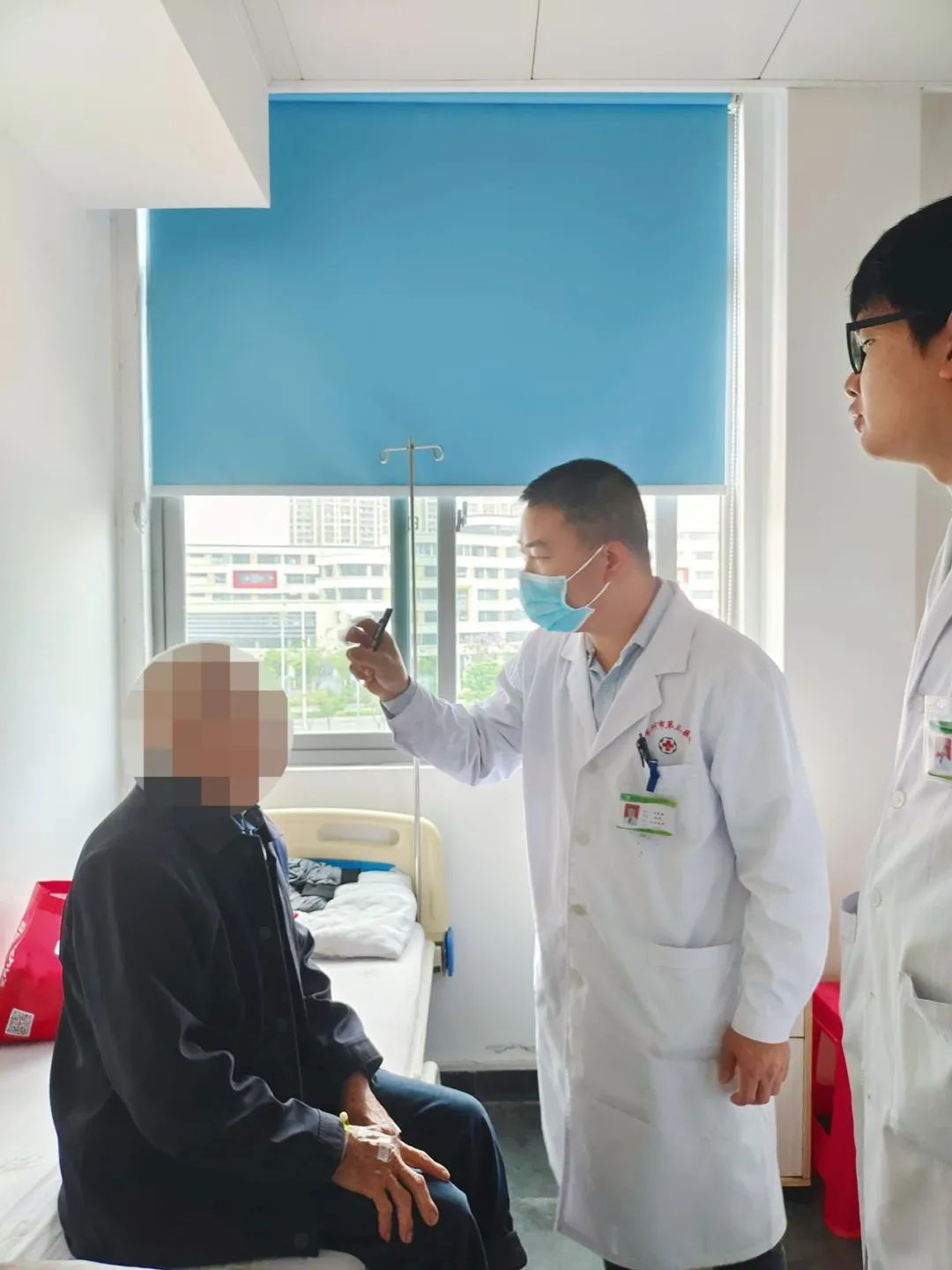 老人视物模糊一年不当回事，一查竟同时患上两种致盲眼病