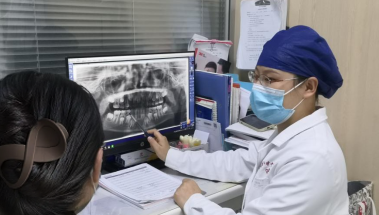 门牙「迟到」3 年原是因局部牙龈角化增生 医生帮 8 岁女童切龈助萌