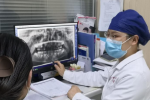 门牙「迟到」3 年原是因局部牙龈角化增生 医生帮 8 岁女童切龈助萌