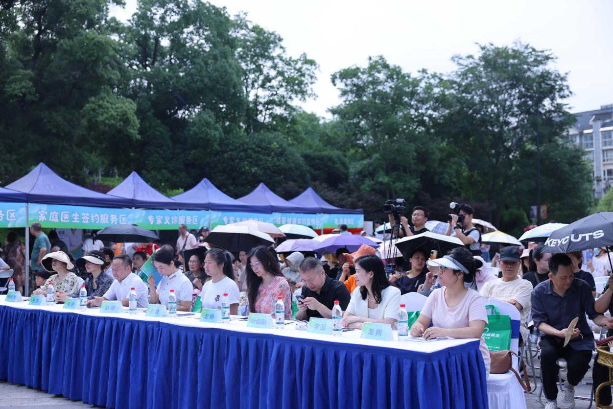 专家领衔+社区护航 | 家庭医生筑牢家庭健康新防线