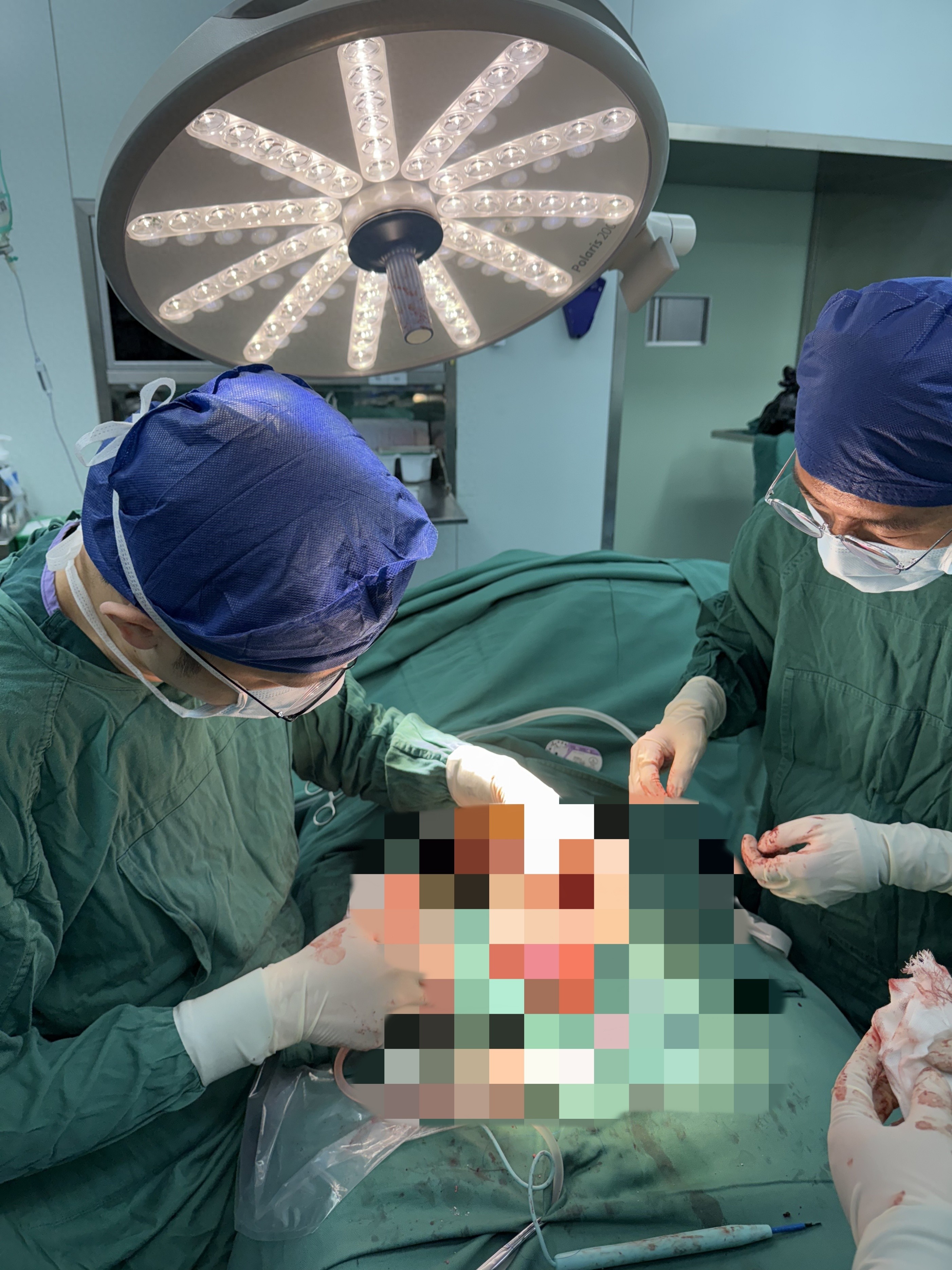 电锯锯伤导致多处肌肉血管断裂 骨科专家 3 小时紧急手术保住手臂