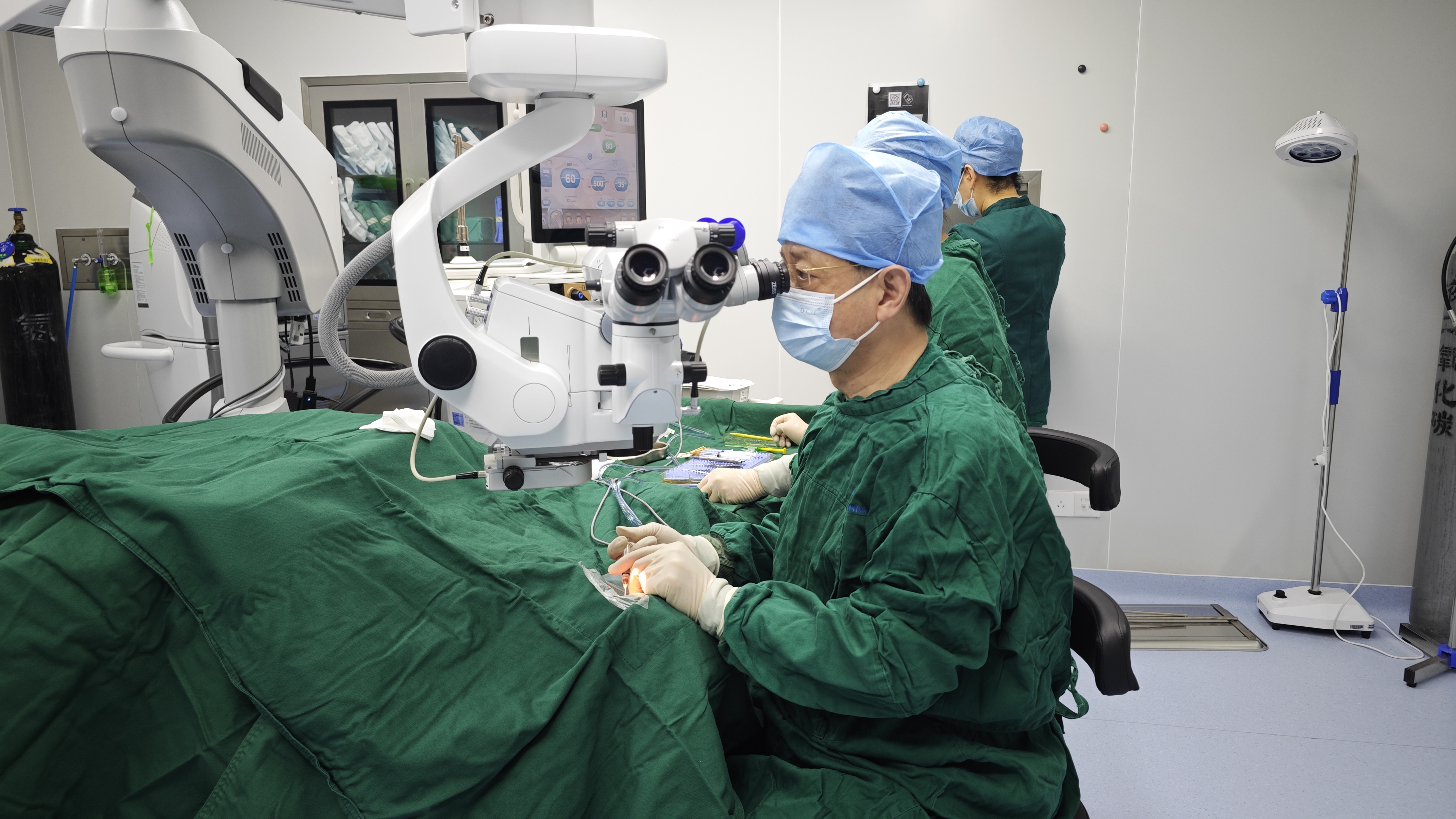 武汉华厦眼科医院个体化定制助力德国友人重获高清世界