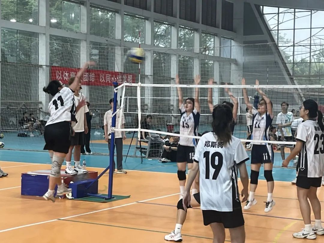 南大第二临床医学院女子排球队获得南昌大学第三十三届学生气排球比赛冠军