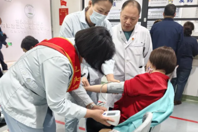 取药患者突然发病！医护这番「操作」，太暖心了！