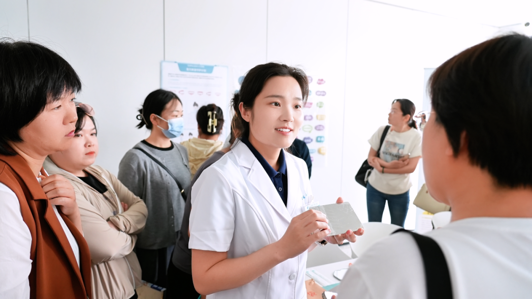 国家卫健委医院管理研究所儿童早期矫治规范化诊疗项目揭牌暨医大一院儿童早矫联盟授牌仪式今天举行