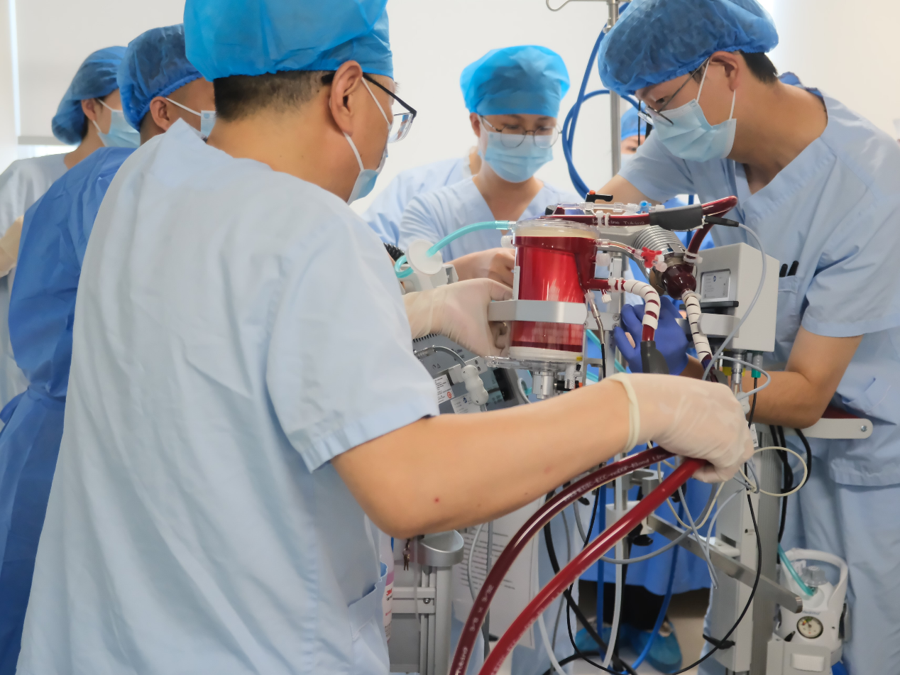 八旬老人心脏「罢工」 成都京东方医院首例 ECMO 联合救治成功「重启」生命