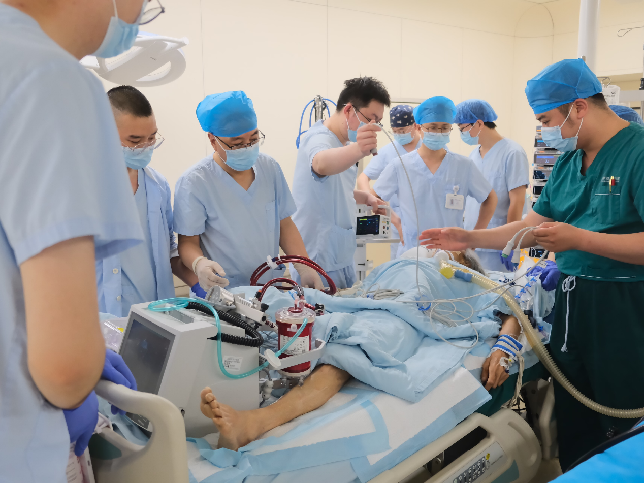 八旬老人心脏「罢工」 成都京东方医院首例 ECMO 联合救治成功「重启」生命