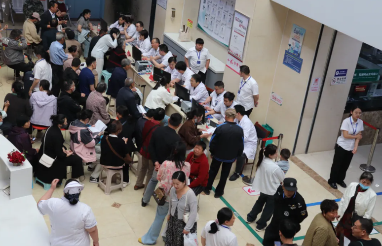 淮安市一院博士专家团队赴沭阳中山医院开展大型义诊及名医工作室、联合病房揭牌活动