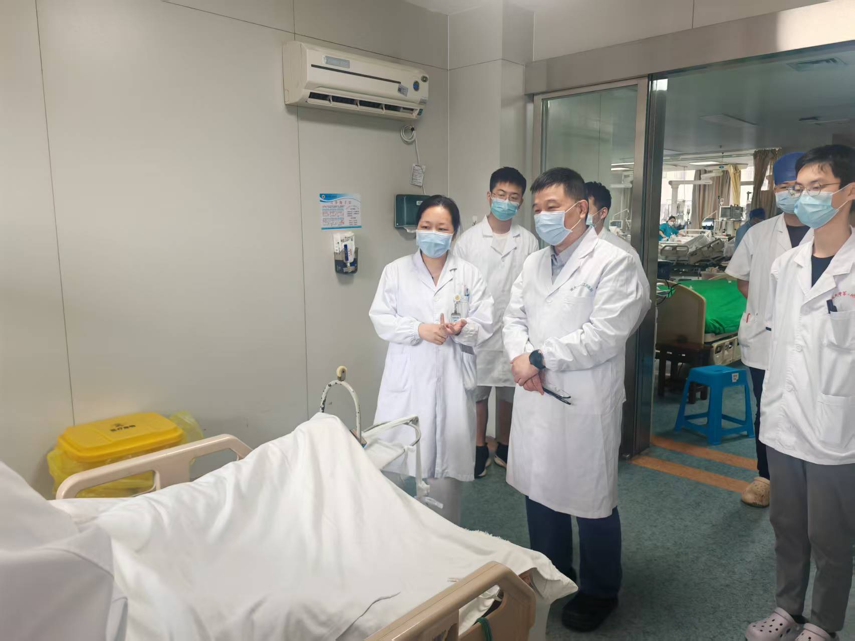 浙大一院蔡洪流教授到南大二附院重症医学科开展精准查房与诊疗指导