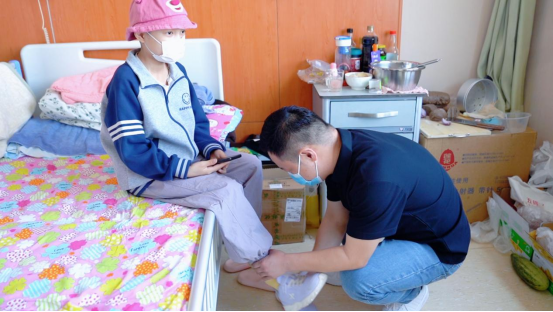【护航新生】画出生命的亮色：10 岁抗癌女孩的童年与希望