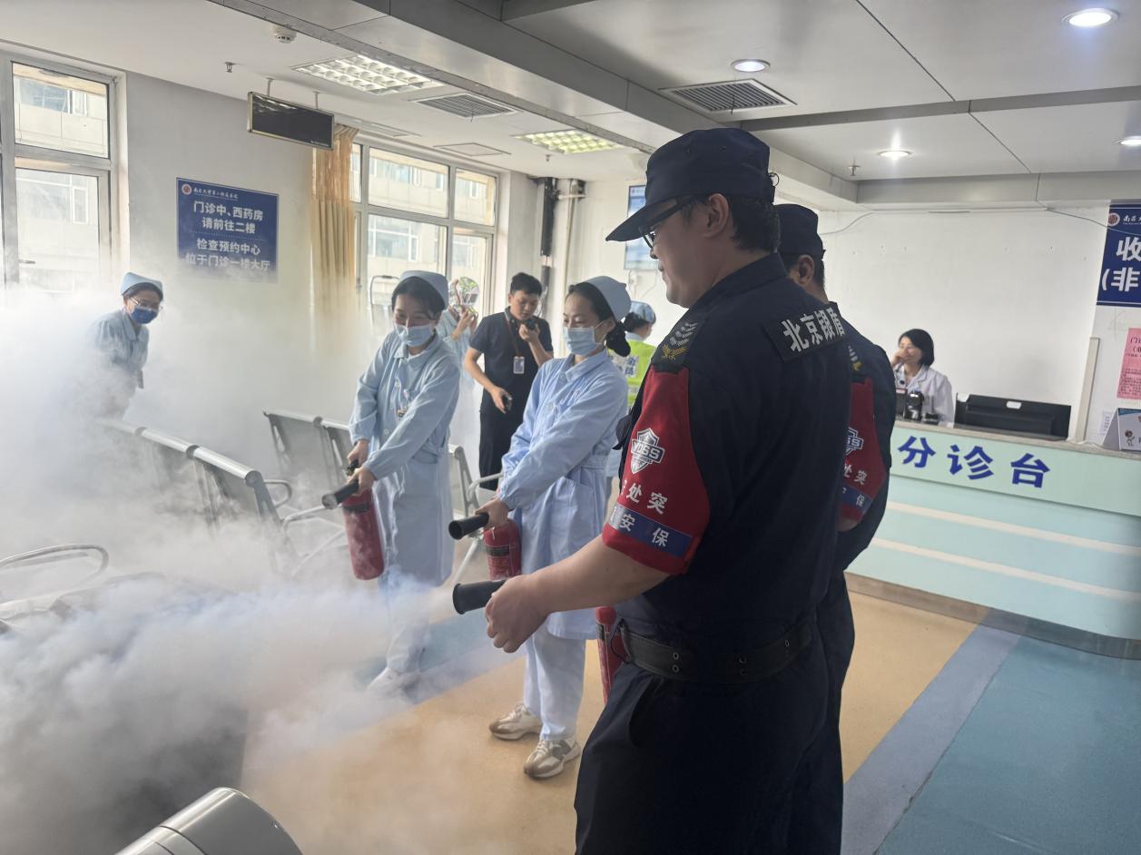 筑牢安全防线 护航患者健康——南昌大学二附院门诊部开展消防安全与应急救治综合演练