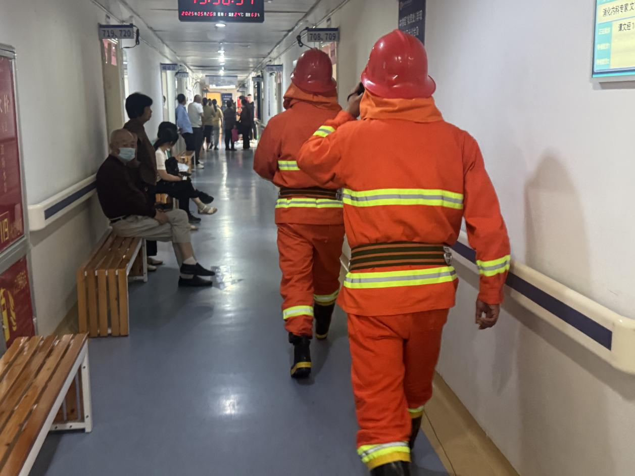 筑牢安全防线 护航患者健康——南昌大学二附院门诊部开展消防安全与应急救治综合演练