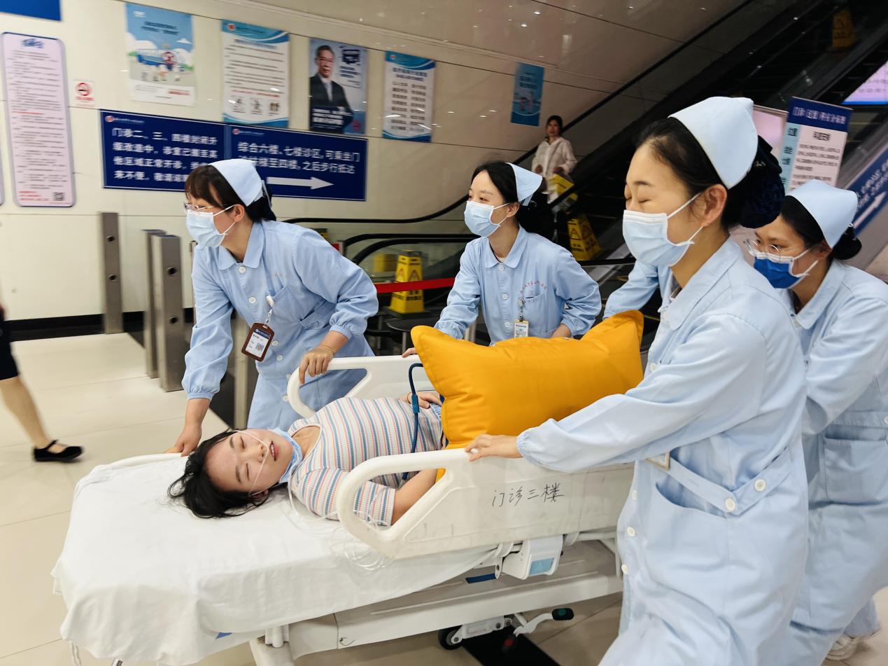 筑牢安全防线 护航患者健康——南昌大学二附院门诊部开展消防安全与应急救治综合演练