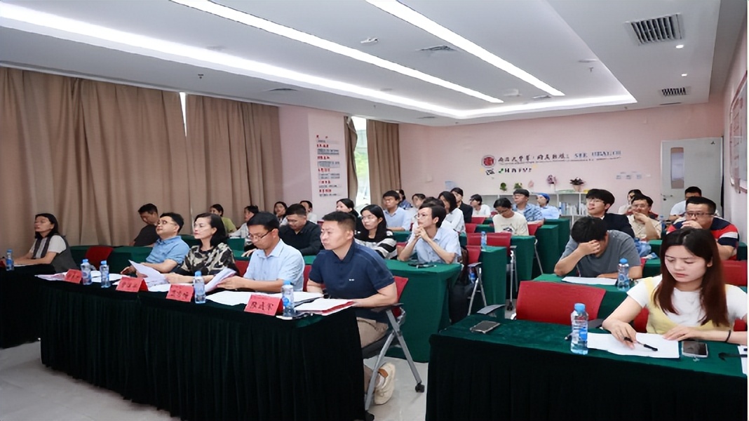 南昌大学二附院举办 2025 年青年创新项目答辩评审会