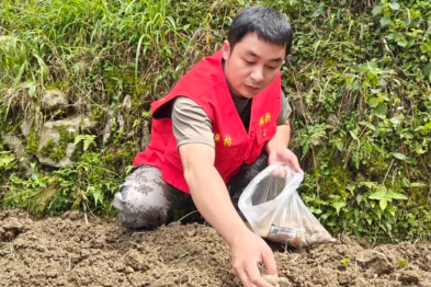二附院驻村第一书记唐周舟：以担当之笔，助力村民谋幸福