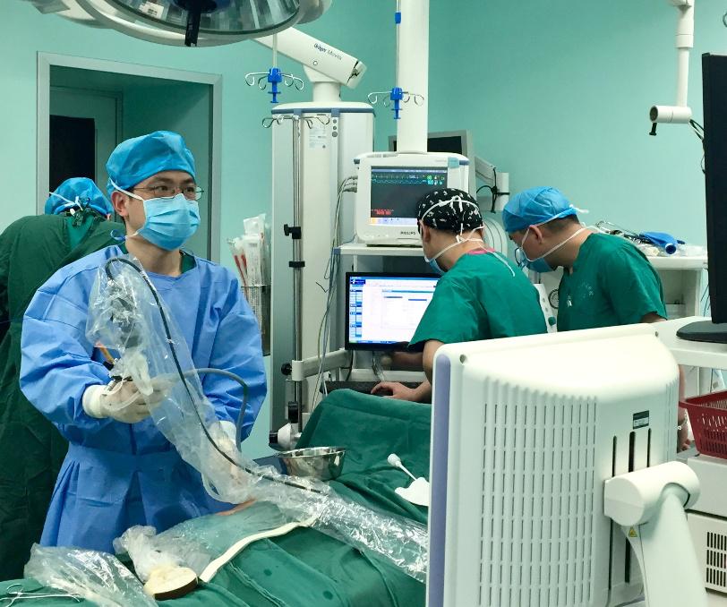 女子双肾「鹿角状」结石足有拳头大!武大人民医院 5 期手术打赢「巨石攻坚战」