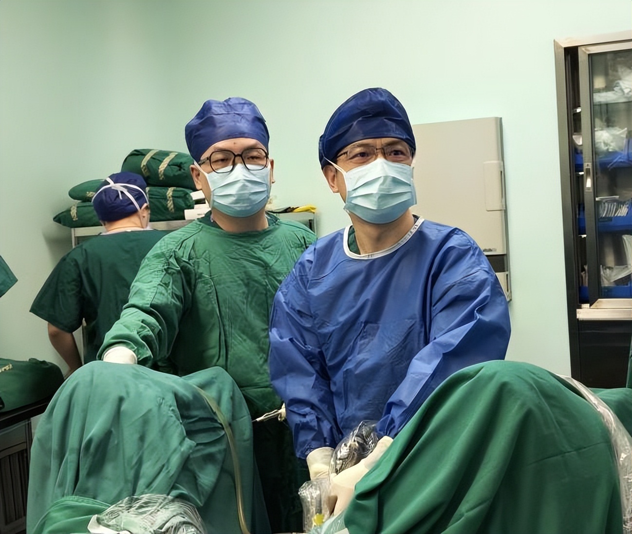 女子双肾「鹿角状」结石足有拳头大!武大人民医院 5 期手术打赢「巨石攻坚战」