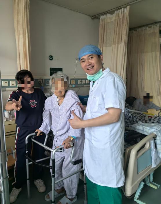 多学科协作挑战「高龄手术禁区」！95 岁高龄合并多重疾病老人成功置换人工股骨头