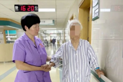九旬老人肠梗阻命悬一线，阶梯式方案破解高龄手术禁忌