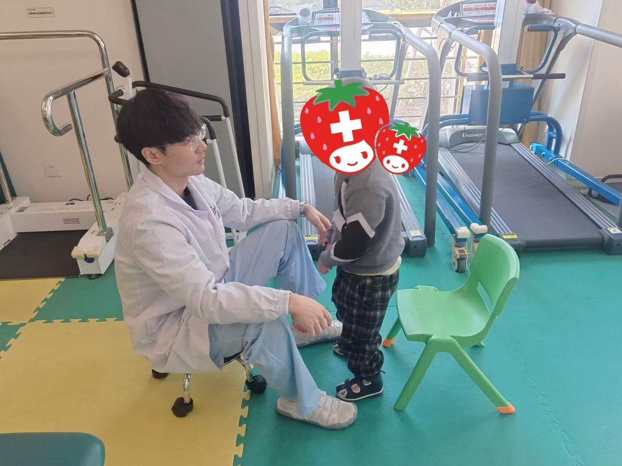 民生保障!草莓医院助力 4 岁半脑瘫男孩成功下床行走