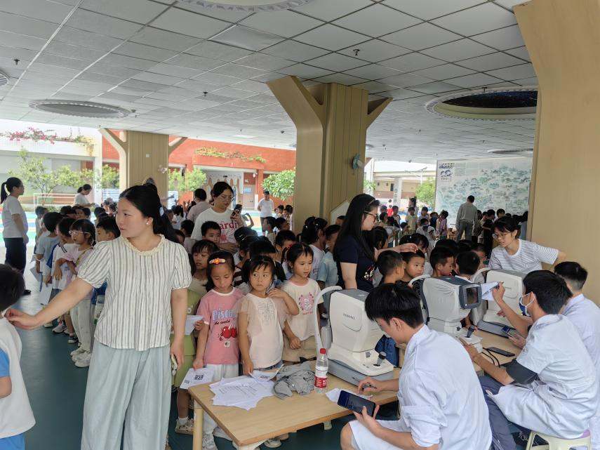 守护睛彩，点亮光明——广西中医药大学一附院开展全国爱眼日义诊系列活动