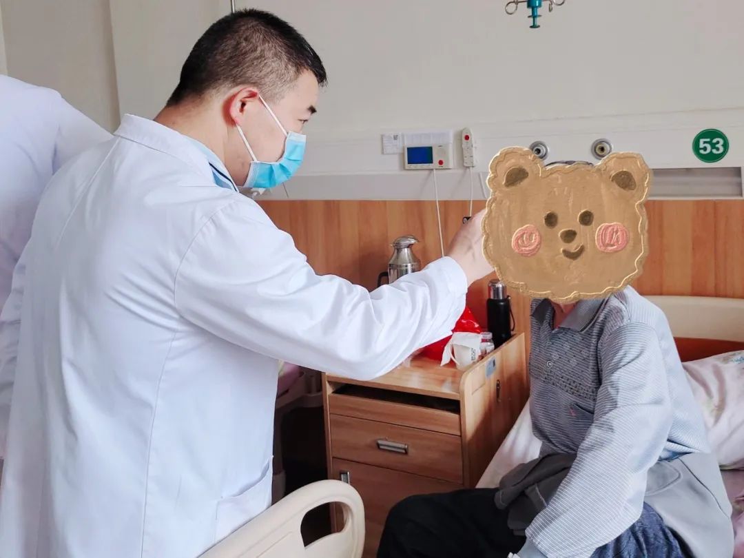 52 岁大叔视力「逆袭」，白内障那些事儿你知道多少？