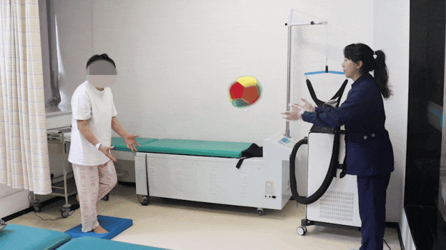 康复进家丨走进脑出血患者的家庭，把专业康复「拆解」成家庭动作