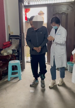 康复进家丨走进脑出血患者的家庭，把专业康复「拆解」成家庭动作